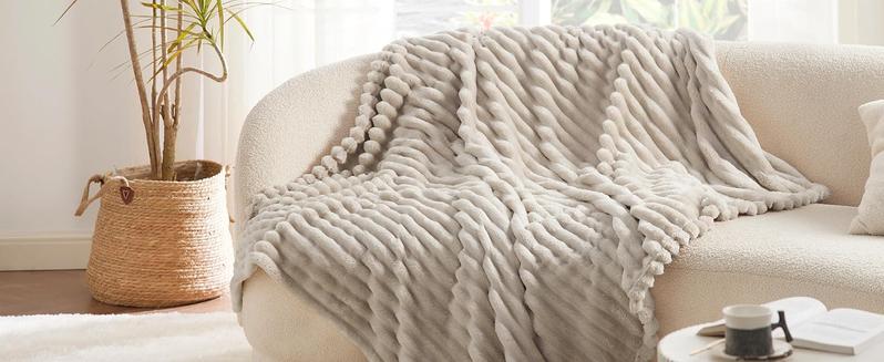 Snuggle Up in Style! ποΈβ¨ Discover the Ultimate Striped Flannel Fleece Blanket β Your Cozy Companion for Every Season! ππ§£