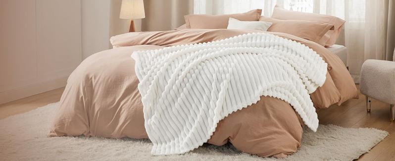 Snuggle Up in Style! ποΈβ¨ Discover the Ultimate Striped Flannel Fleece Blanket β Your Cozy Companion for Every Season! ππ§£
