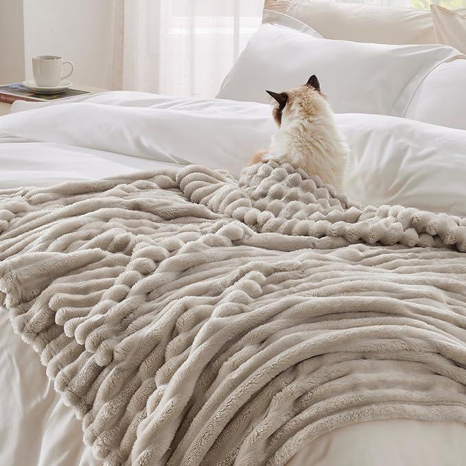 Snuggle Up in Style! ποΈβ¨ Discover the Ultimate Striped Flannel Fleece Blanket β Your Cozy Companion for Every Season! ππ§£