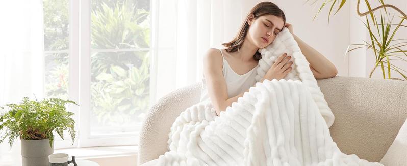 Snuggle Up in Style! ποΈβ¨ Discover the Ultimate Striped Flannel Fleece Blanket β Your Cozy Companion for Every Season! ππ§£