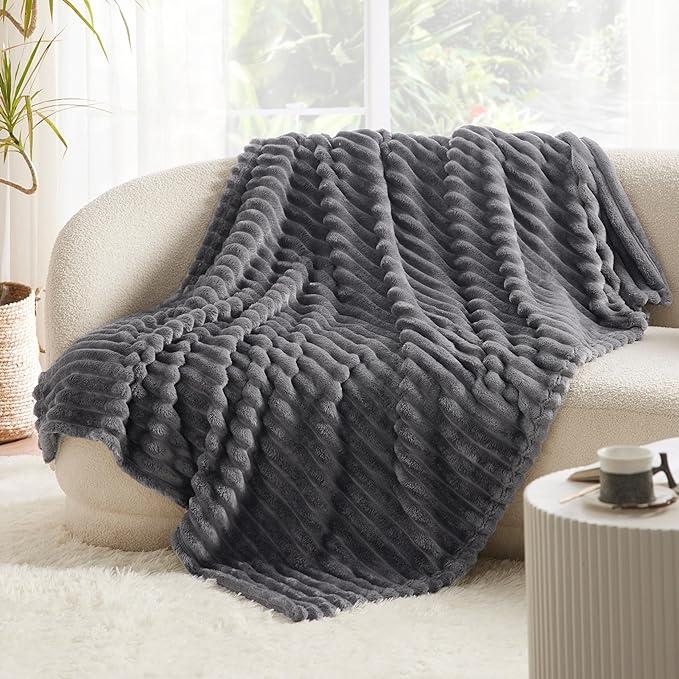 Snuggle Up in Style! ποΈβ¨ Discover the Ultimate Striped Flannel Fleece Blanket β Your Cozy Companion for Every Season! ππ§£