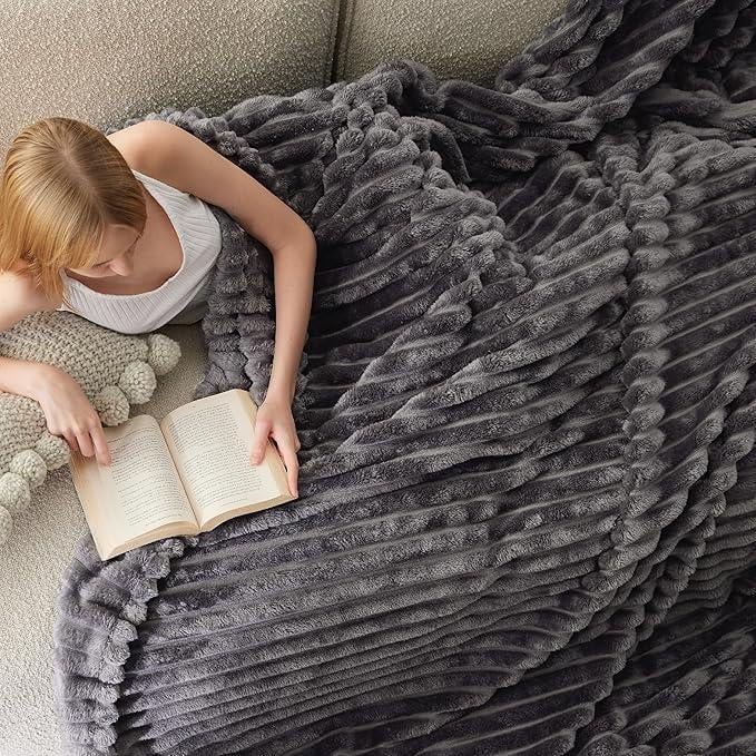 Snuggle Up in Style! ποΈβ¨ Discover the Ultimate Striped Flannel Fleece Blanket β Your Cozy Companion for Every Season! ππ§£